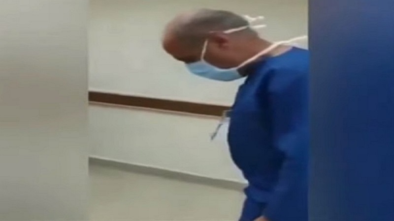 'فيديو اثار ضجة'.. تعليق مصري حول حادثة إجبار طبيب لممرض بالسجود لكلب!
